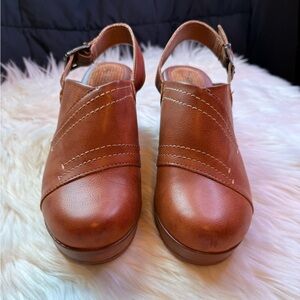 b.o.c. Born Concept Cecila slingback platform clogs in a brown Sz 9